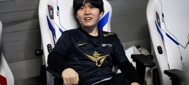 MK体育-包含Rookie迎来二十赛季高光表现，FPX球迷沸腾！的词条