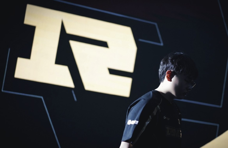 刷新纪录首场状态出色,RNG观众沸腾!,Ming重返赛场引发球迷热议(足坛不一样的轨迹) 刷新纪录首场状态出色,RNG观众沸腾!,Ming重返赛场引发球迷热议(足坛不一样的轨迹)